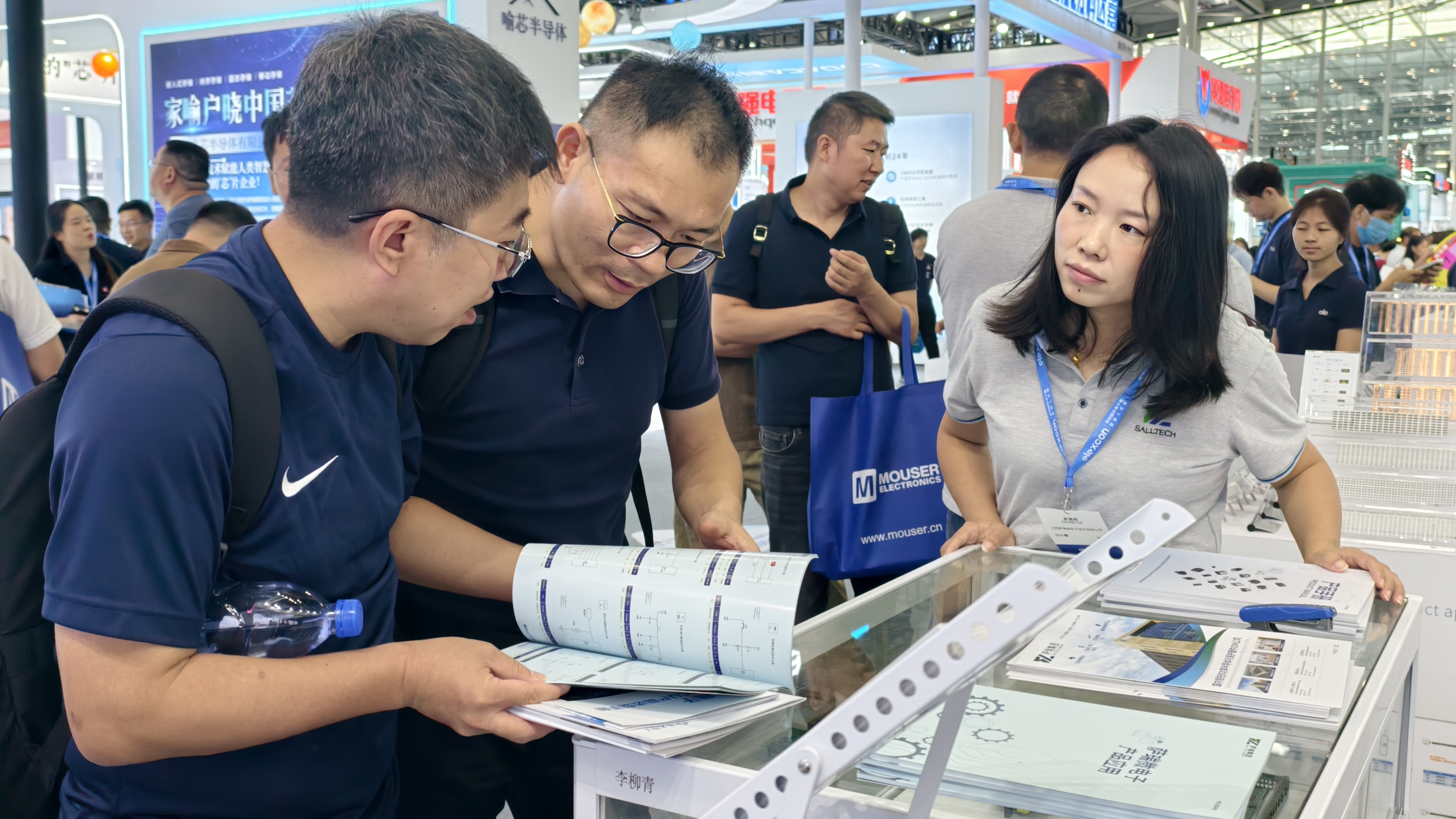 荣耀收官！江西taptap点点微电子闪耀 2025 深圳电子展并荣获年度大奖